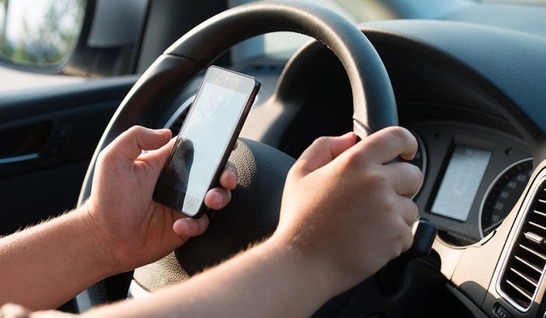 Read more about the article Distracted Driving Statistics