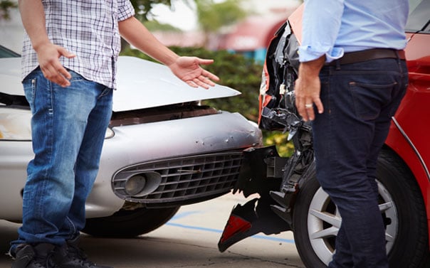 Read more about the article What to do in a car collision event: a checklist step-by-step